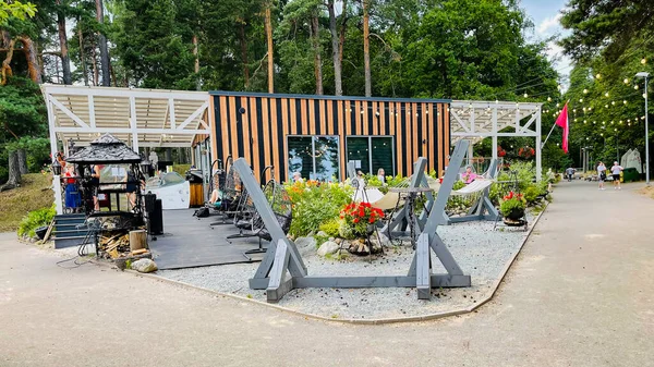 Latvia Riga Július 2021 Nyári Kávézó Grillezővel Napozóágyakkal Szabadban Mezaparkban — Stock Fotó