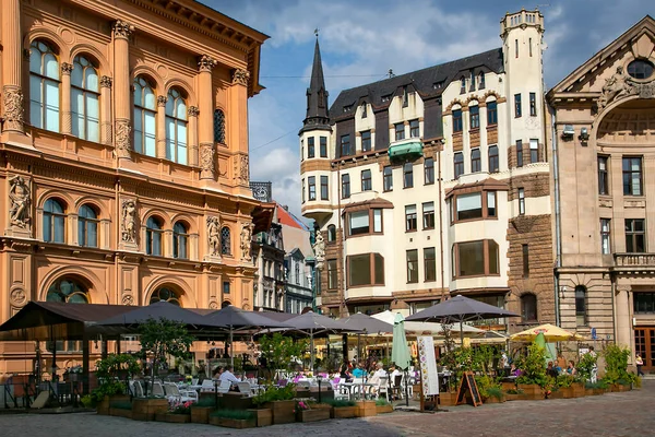 Latvia Riga July 2021 Υπαίθριες Καλοκαιρινές Βεράντες Επισκέπτες Στην Πλατεία — Φωτογραφία Αρχείου