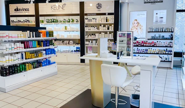 Letland Riga Juli 2021 Planken Met Populaire Cosmetica Variëteit Merk — Stockfoto