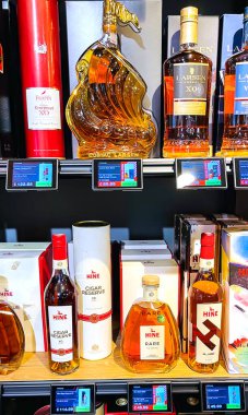 Letonya, Riga, Temmuz 2021 - Riga, Letonya 'daki alışveriş merkezinde çeşitli kaliteli alkol içeren raflar.