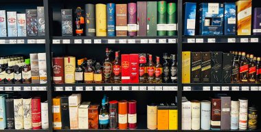 Letonya, Riga, Temmuz 2021 - Riga, Letonya 'daki alışveriş merkezinde çeşitli kaliteli alkol içeren raflar.