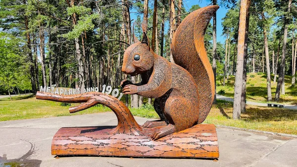 Eine Aus Eichhörnchen Geschnitzte Metallskulptur Der Technik Des Durchbrochenen Drahtgeflechts — Stockfoto