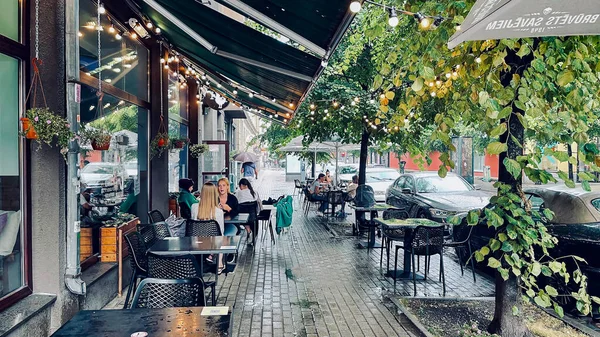 Letónia Riga Julho 2021 Terraço Exterior Com Café Com Visitantes — Fotografia de Stock