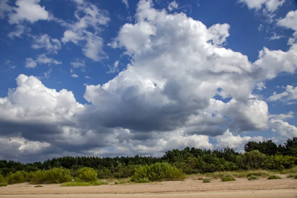 Nuvens Cúmulos Sobre Costa Arenosa Selvagem Mar Báltico Vecaki Letónia — Fotografia de Stock