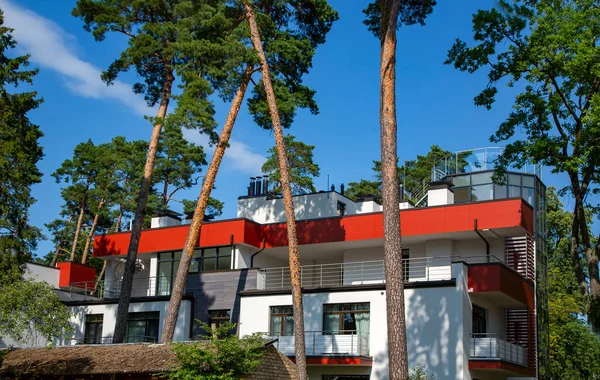 Mooi Modern Huisje Met Rood Dak Tussen Hoge Dennen Duinzone — Stockfoto