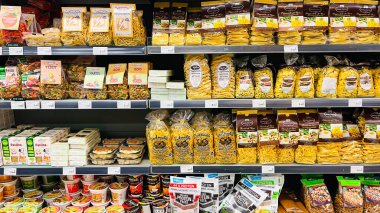 Letonya, Riga, Temmuz 2021 - Riga, Letonya 'daki alışveriş merkezinde yüksek kaliteli spagetti ve makarna markalarıyla dolu raflar.