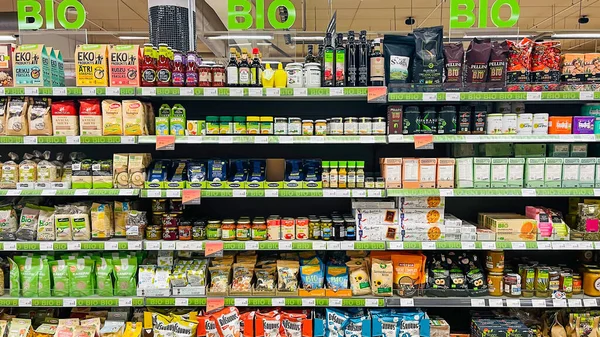 Letónia Riga Julho 2021 Produtos Biológicos Deliciosos Saudáveis Prateleira Supermercado — Fotografia de Stock