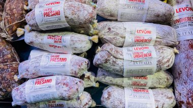 Letonya, Riga, Temmuz 2021 - Geleneksel olarak Riga, Letonya 'daki alışveriş merkezinde Paesano italyan salamı tüttürdük.