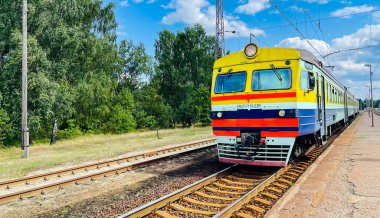 LATVIA, RIGA, JULY, 2021 - Şehir elektrikli treni Letonya 'nın Sarkandaugava kentindeki istasyondan hareket ediyor