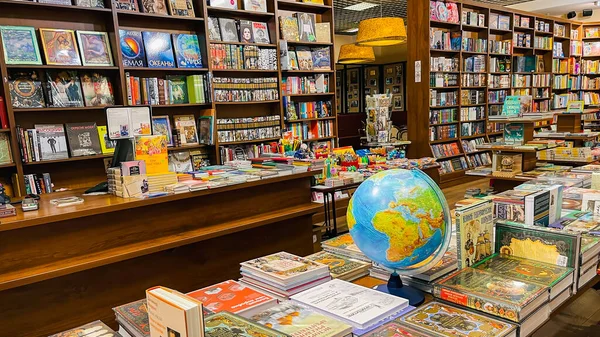 Latvia Riga August 2021年 拉脱维亚里加书店不同作者的书架 — 图库照片