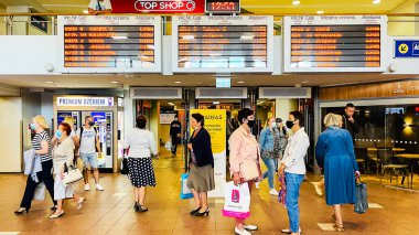 LATVIA, RIGA, AUGust, 2021 - Letonya 'nın başkenti Riga' daki Merkez İstasyonu yolcularıyla tren, yolcu ve yolcu takvimi.