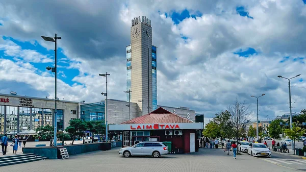 Latvia Riga August 2021年8月 里加中央火车站 有一个巨大的钟塔 并有拉脱维亚首都里加的居民和游客 — 图库照片