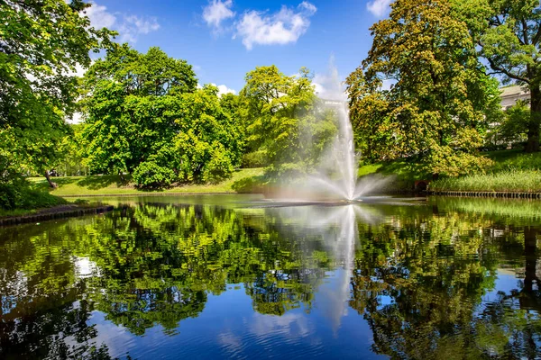 Panorama Pięknego Kanału Ryskiego Fontanną Parku Bastion Letni Dzień Rydze — Zdjęcie stockowe