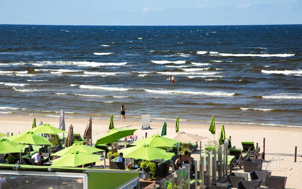 Latvia Jurmala Iulie 2021 Oamenii Bucură Relaxare Plaja Mării Baltice — Fotografie, imagine de stoc