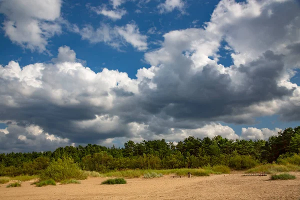 Cumulus Chmury Nad Dzikim Piaszczystym Wybrzeżem Morza Bałtyckiego Vecaki Łotwa — Zdjęcie stockowe