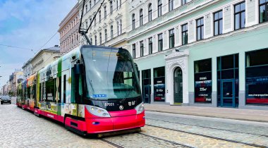 LATVIA, RIGA, AUGust, 2021 - Letonya 'nın başkenti Riga' da granit kaldırım taşlarıyla kaplı şehir tramvayı