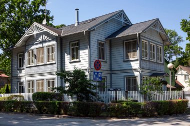 LATVIA, JURMALA, AĞUSTOS, 2021 - Jurmala, Letonya 'da dış görünüş yenileme ahşap evi. Geleneksel Jurmala mimarisi.