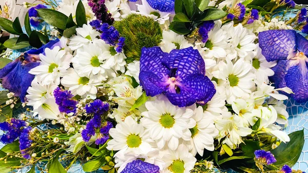 Belle Composition Dans Bouquet Grands Chrysanthèmes Blancs Orchidées Bleues Concept — Photo