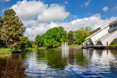 Riga, Letonya 'nın başkenti Riga' da yaz günü Bastion Park 'ta fıskiyeli güzel Riga Kanalı' nın manzarası.