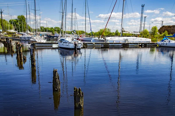 Barcos Yates Muelle Pequeño Puerto Marino Cerca Del Río Daugava —  Fotos de Stock