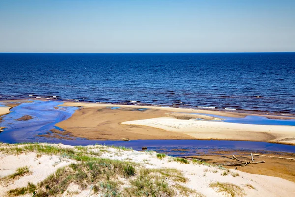小淡水彼得普河流入拉脱维亚索尔克拉斯提白沙丘附近的波罗的海 — 图库照片