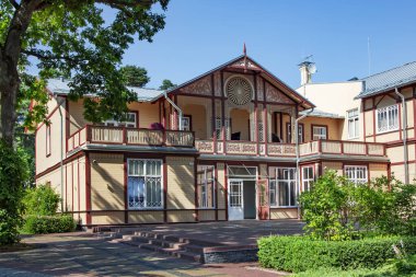 LATVIA, JURMALA, HAZİRAN, 2021 - Jurmala, Letonya 'da dış görünüş yenileme ahşap evi. Geleneksel Jurmala mimarisi.