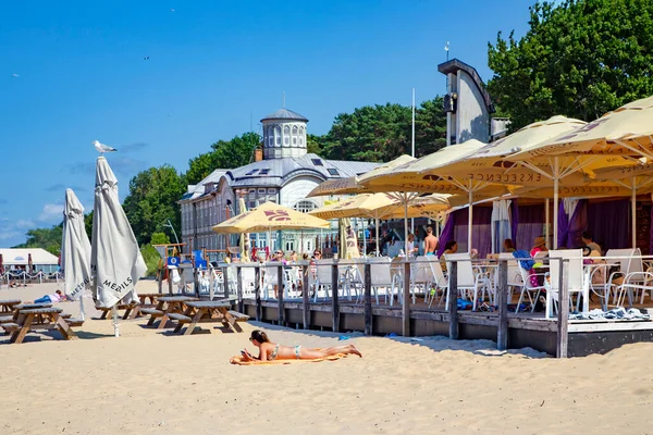 Łotwa Jurmala Lipiec 2021 Otwarte Drewniane Werandy Kawiarni Plaży Majori — Zdjęcie stockowe