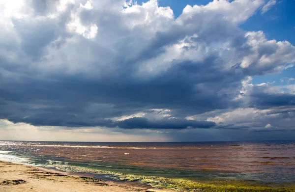 Μεγάλα Σύννεφα Βροχής Πάνω Από Την Άγρια Αμμώδη Ακτή Αντανακλώνται — Φωτογραφία Αρχείου