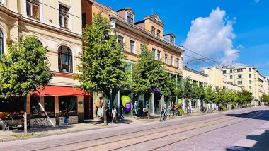 LATVIA, RIGA, AUGust, 2021 - Riga Caddesi ve Litvanya 'nın orta kesiminde kaldırımlı eski Riga tramvay sistemi