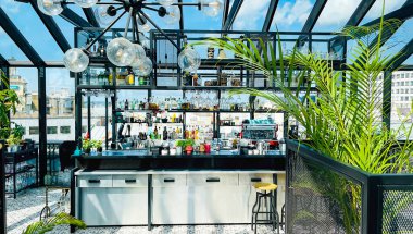 LATVIA, RIGA, AUGust, 2021 - Riga, Letonya 'da cam çatı altında bar tezgahı olan rahat modern Herbaryum kafesi