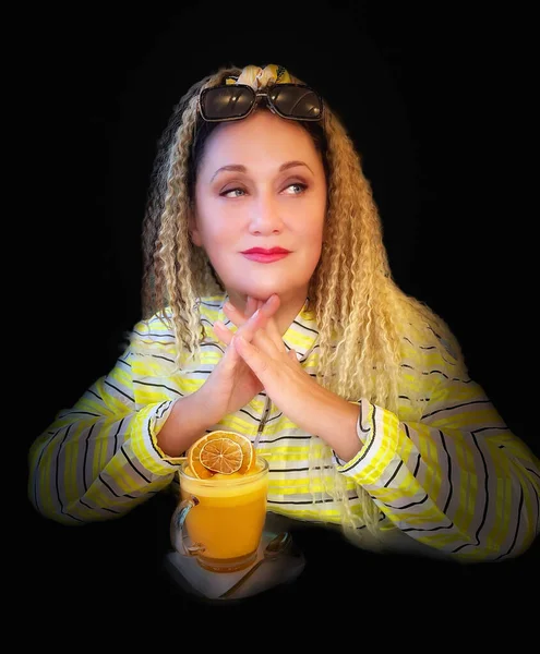 肖像画かわいいです女性とともに巻き毛とともに海クロウメモドキ熱い飲み物で暗い背景にリガ ラトビア — ストック写真