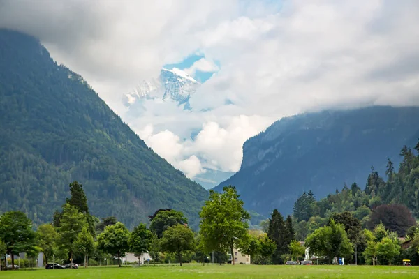 Cima Innevata Della Montagna Jungfrau Tra Nuvole Interlaken Oberland Bernese — Foto Stock