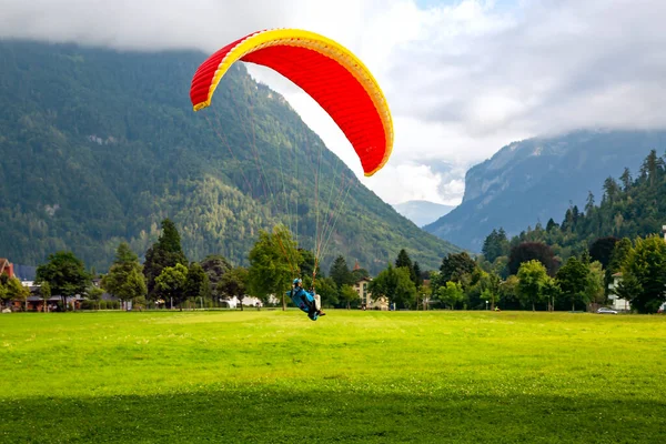 Zwitserland Interlaken August 2021 Een Paraglider Landt Een Groen Grasveld — Stockfoto