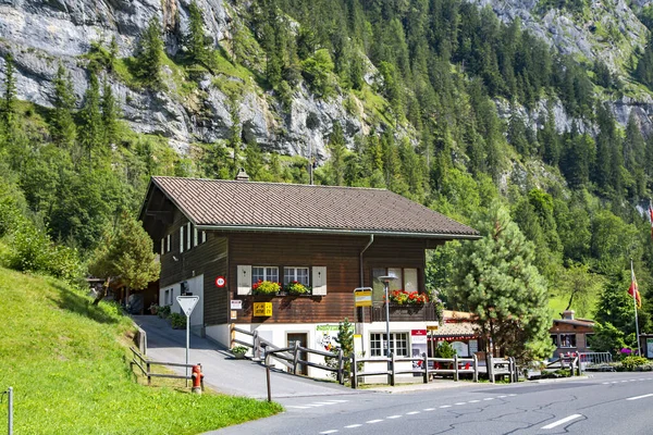 Suíça Interlaken Agosto 2021 Antiga Casa Madeira Nas Montanhas Coberta — Fotografia de Stock