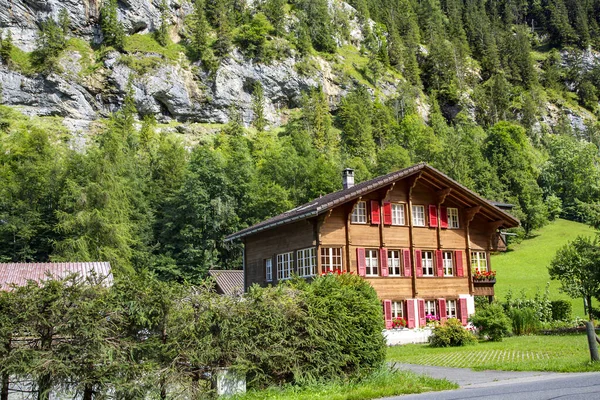 Antigua Casa Madera Las Montañas Cubiertas Bosque Bernese Oberland Suiza — Foto de Stock