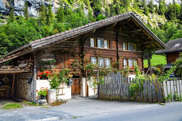Antigua Casa Madera Las Montañas Cubiertas Bosque Bernese Oberland Suiza — Foto de Stock