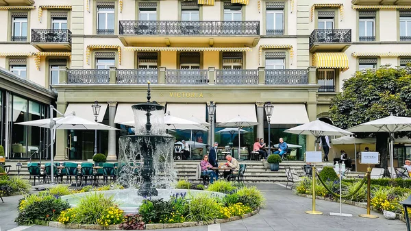 Suíça Interlaken Agosto 2021 Varanda Aberta Restaurante Belo Jardim Com — Fotografia de Stock