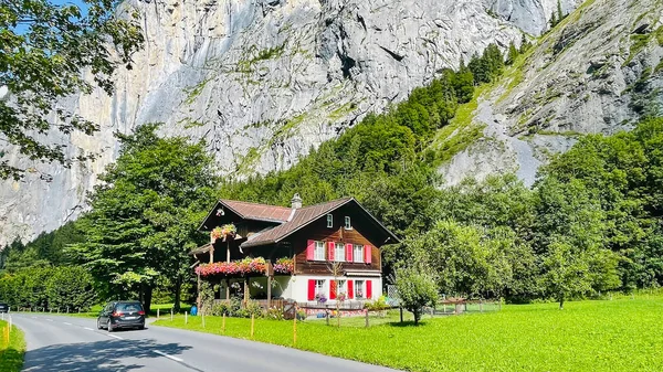 Suíça Interlaken Agosto 2021 Antiga Casa Madeira Nas Montanhas Coberta — Fotografia de Stock