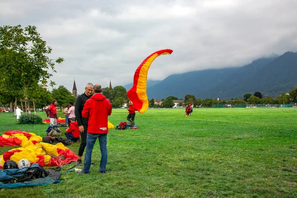 Zwitserland Interlaken August 2021 Een Paraglider Landt Een Groen Grasveld — Stockfoto