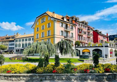 SWitzERLAND, VEVEY, AĞUSTOS, 2021 İsviçre Cenevre Gölü kıyısındaki Vevey 'de modern mimari ile güzel bir gezinti.