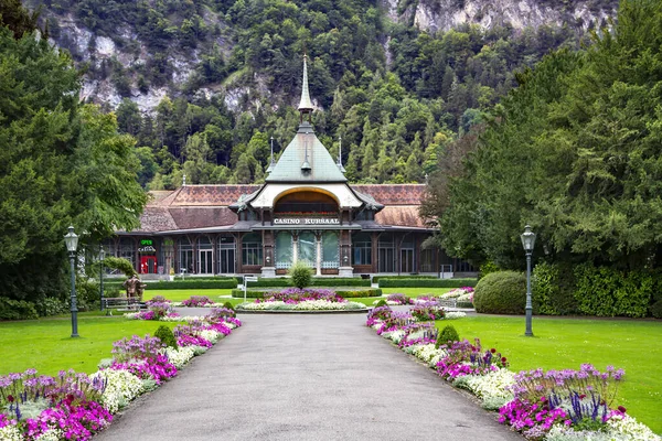 Switzerland Interlaken August 2021 Kursaals Gamla Träbyggnad Omgiven Vacker Trädgård — Stockfoto