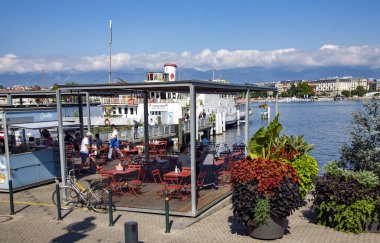 SWitzERLAND, GENEVA, AĞUSTOS, 2021 - Cenevre Gölü 'nün Panorama' sı, İsviçre 'nin Cenevre kentinde yazlık kafesi olan iskelenin yanındaki klasik beyaz zevk buharlı gemi