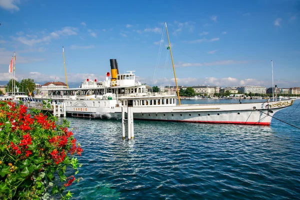 スイス ジュネーブ 2021年8月 スイス ジュネーブの桟橋近くのヴィンテージの白い喜びの蒸気船サヴォワと湖のパノラマ — ストック写真