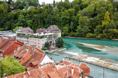 SWitzERLAND, BERN, AUGust 2021 - Aare nehri üzerindeki Bern şehrinin peyzajı ile modern mimari yapı İsviçre 'nin fiili başkentidir..