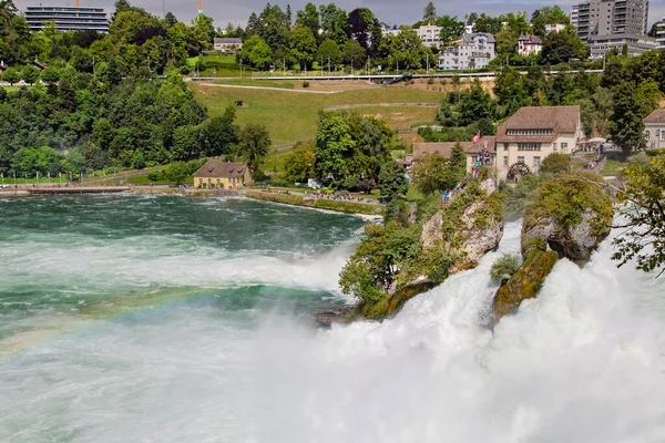 Ren Şelalesi 'ndeki Ren Nehri' nin güçlü beyaz akıntıları Avrupa 'nın Schaffhausen, İsviçre' deki en ünlü ve en büyük şelalesidir.