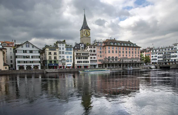 Switzerland Zurich August 2021 Вид Церкву Святого Петра Річки Лімат — стокове фото