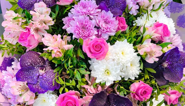 Schöne Komposition Einem Strauß Großer Weißer Chrysanthemen Rosen Und Blauer — Stockfoto