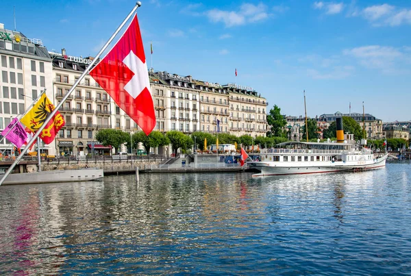 SWitzERLAND, GENEVA, AĞUSTOS, 2021 - Cenevre Gölü 'nün Panorama' sı İsviçre 'nin Cenevre kentinde iskelenin yanında klasik beyaz zevk vapuruyla