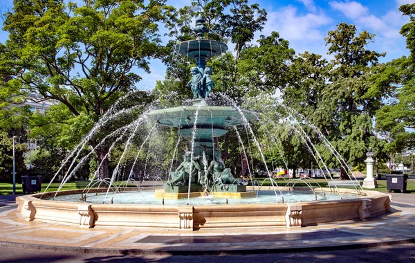 Jardin Anglais 'in merkezinde Four Seasons Çeşmesi ve Cenevre, İsviçre' de gezinti alanı.