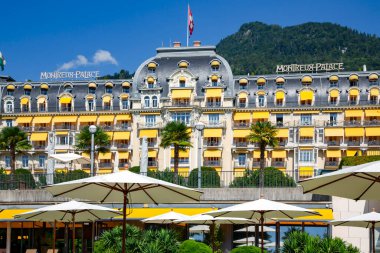 SWitzERLAND, MONTREUX, AĞUSTOS 2021 - Fairmont Le Montreux Palace oteli İsviçre 'nin Montreux kentindeki Cenevre Gölü kıyısında yer almaktadır. 1906 'da yapılmış. Belle-Epoque tarzında..
